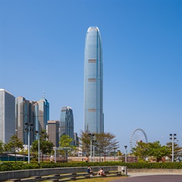 添马公园毗邻中环、金钟和湾仔，是中环海滨的其中一个景点，能观赏令人叹为观止的香港地标建筑。